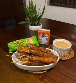 Crunchy chicken skewers served with creamy coconut milk and peanut sauce